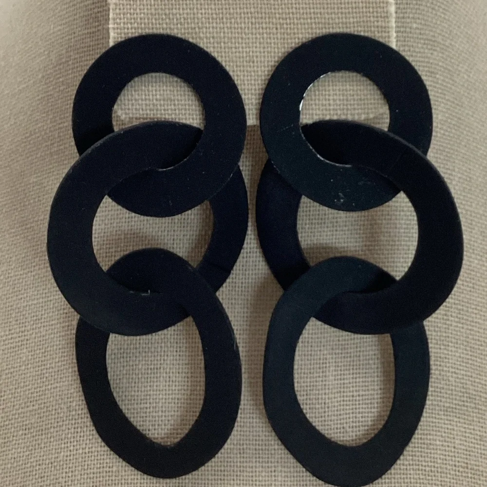 189. Black Matte Triple Dangling Hoop Earrings GUC